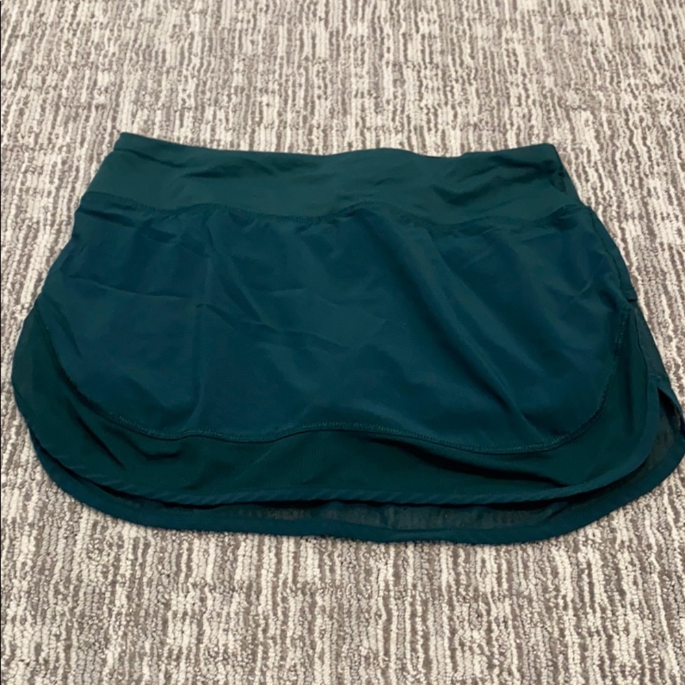 Lulu lemon size 4 green run skirt